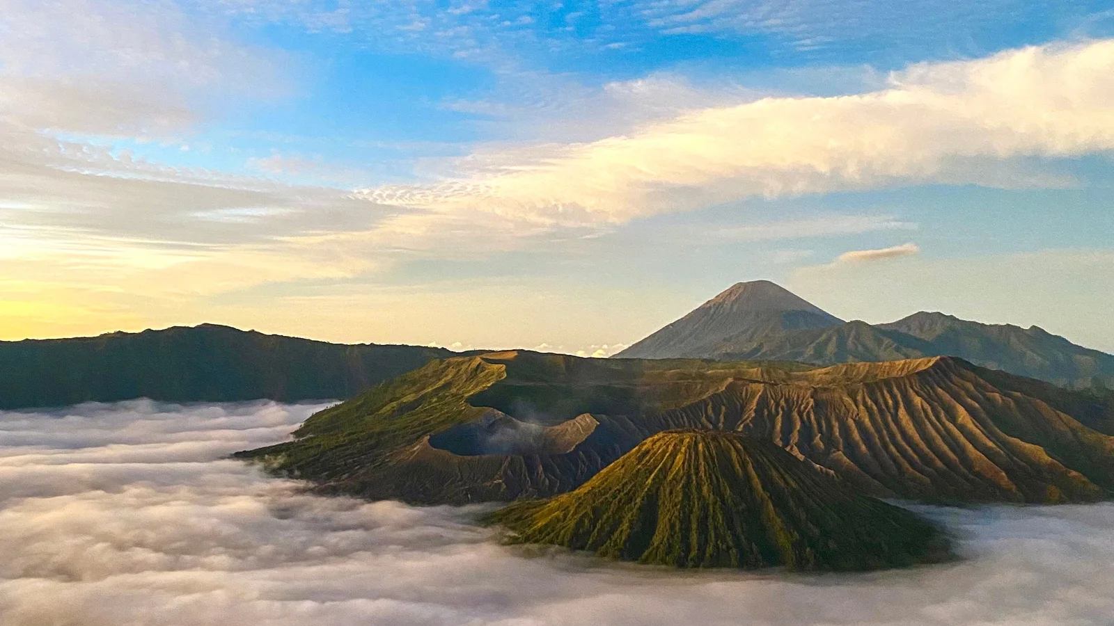 Two travellers at the Penanjakan viewpoint above Mount Bromo