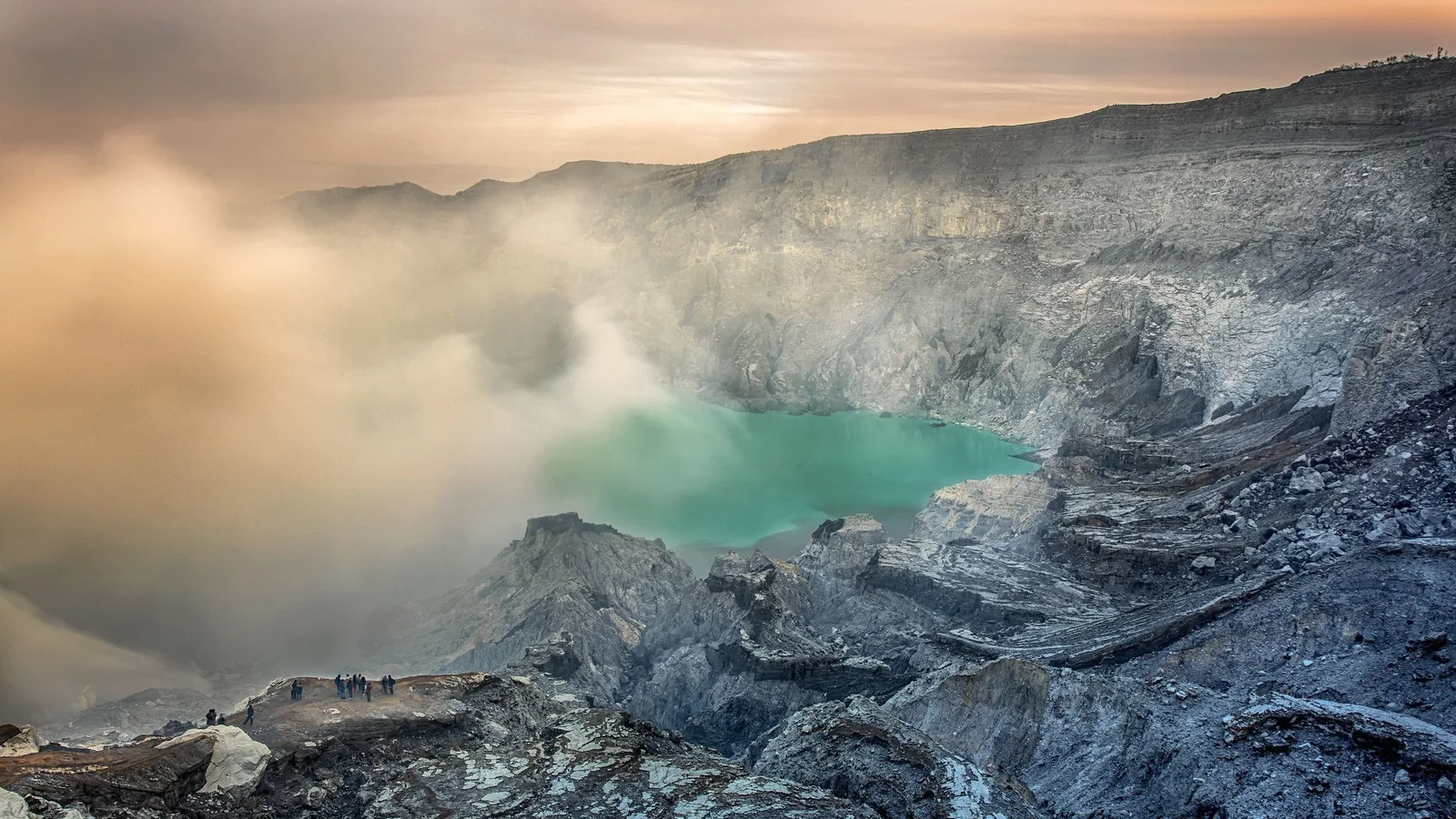 Sunrise over the turquoise crater lake of Kawah Ijen